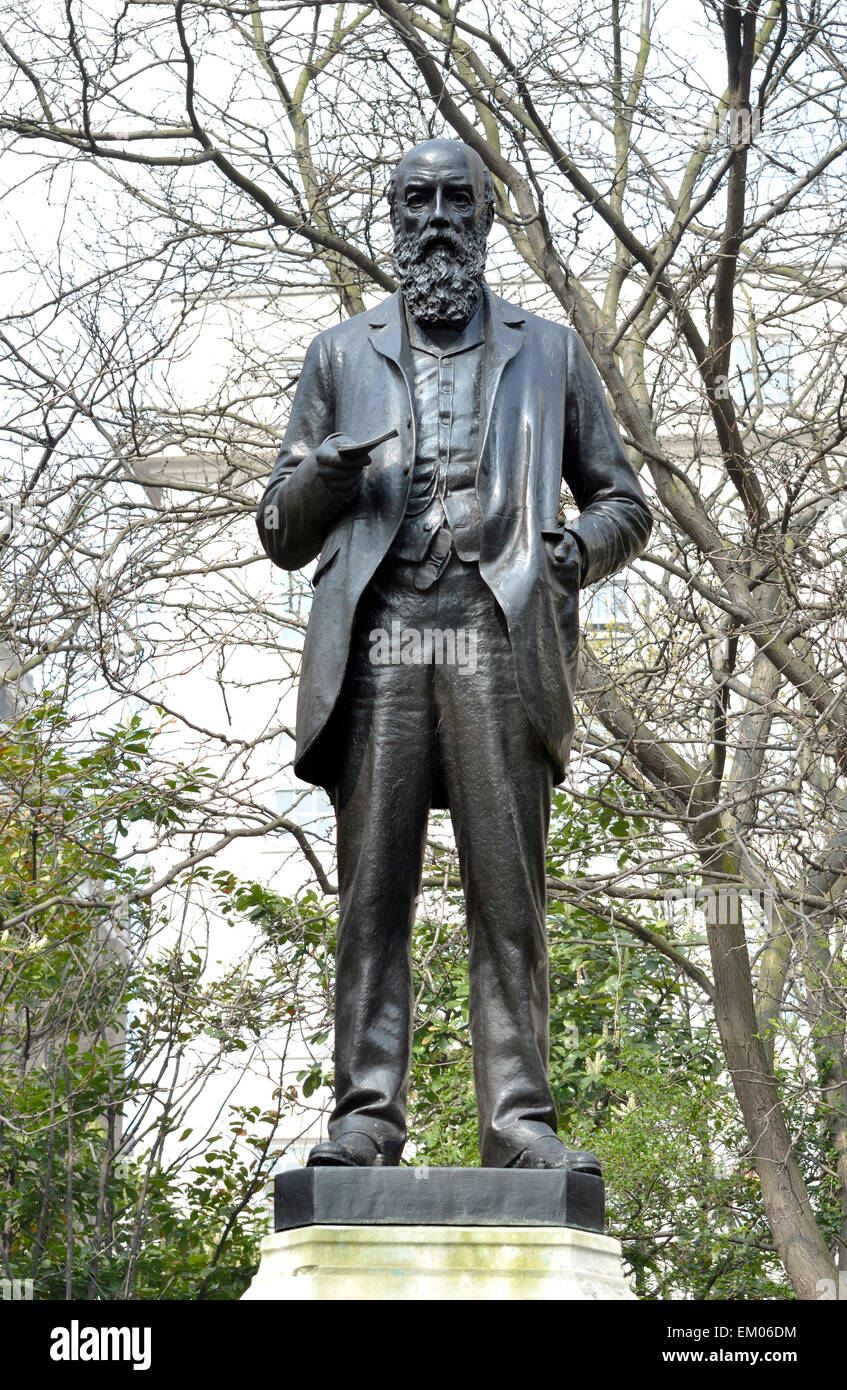 Londra, Inghilterra, Regno Unito. Statua (1909; David McGill) di Sir Wilfred Lawson (1829-1906), uomo politico, temperanza diruttori Foto Stock