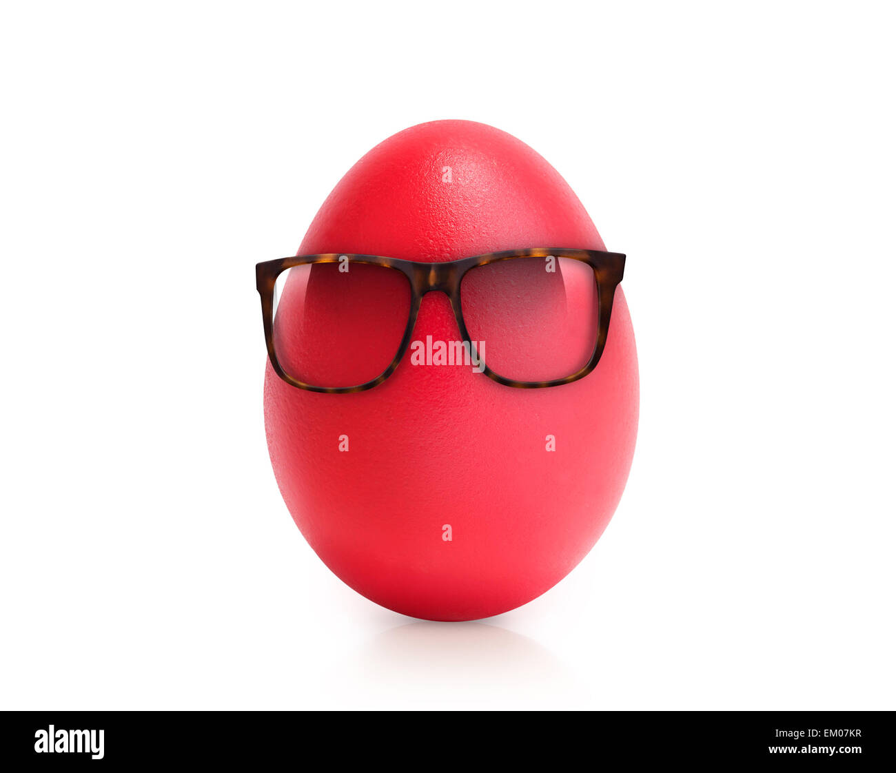 Uovo rosso isolato su bianco con gli occhiali Foto stock - Alamy