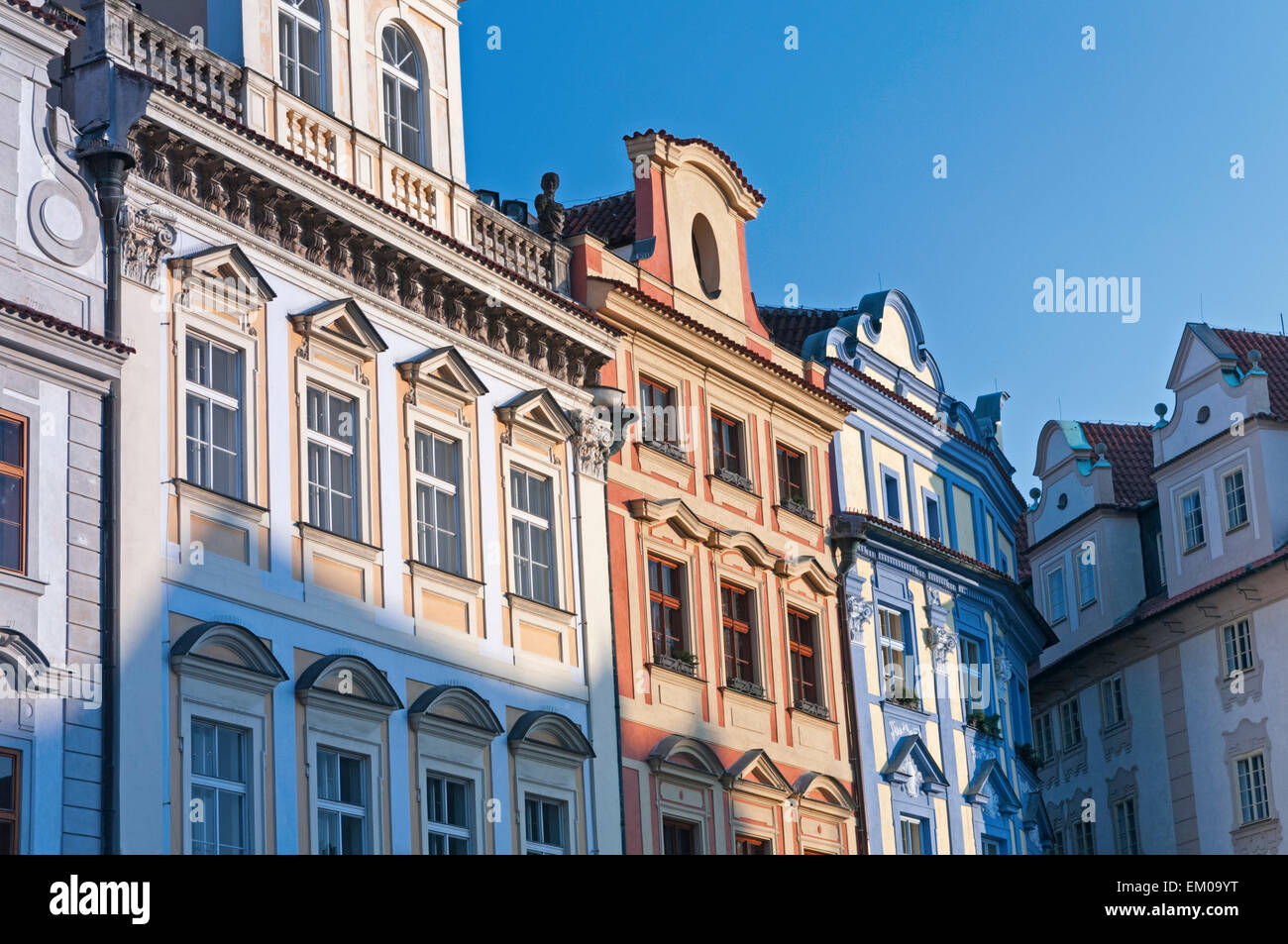 Case colorate sulla Piazza della Città Vecchia di Praga Repubblica Ceca Foto Stock