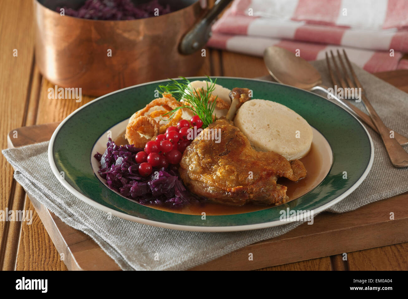 Anatra arrosto con cavolo rosso e gnocchi di Repubblica Ceca cibo Foto Stock