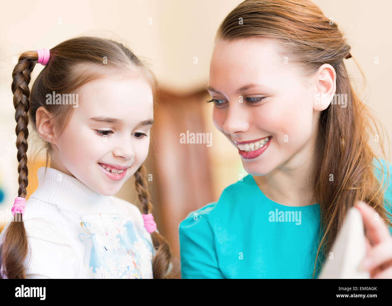 I bambini con il docente impegnato nella pittura Foto Stock