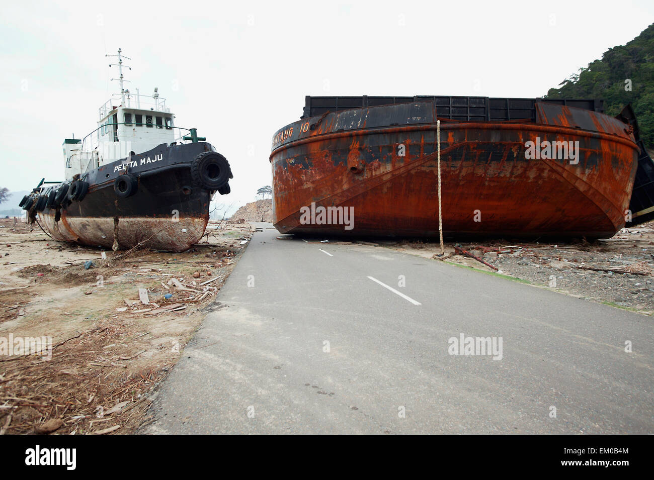 Road,Stranded,Indonesia,Barge,Banda Aceh Foto Stock