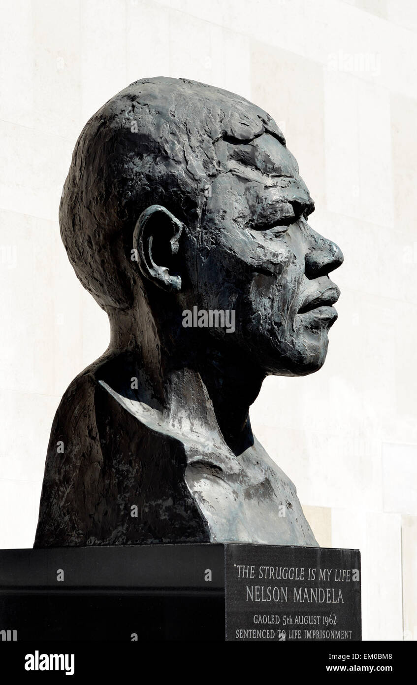 Londra, Inghilterra, Regno Unito. Busto in bronzo di Nelson Mandela (Ian Walters; 1985) sulla banca del sud dalla Royal Festival Hall Foto Stock