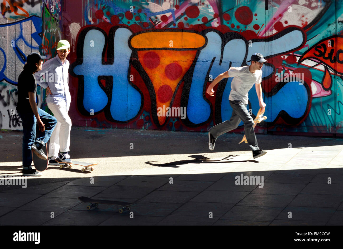 Londra, Inghilterra, Regno Unito. Skateboarders nella Undercroft, sotto il Teatro Nazionale sulla banca del sud Foto Stock