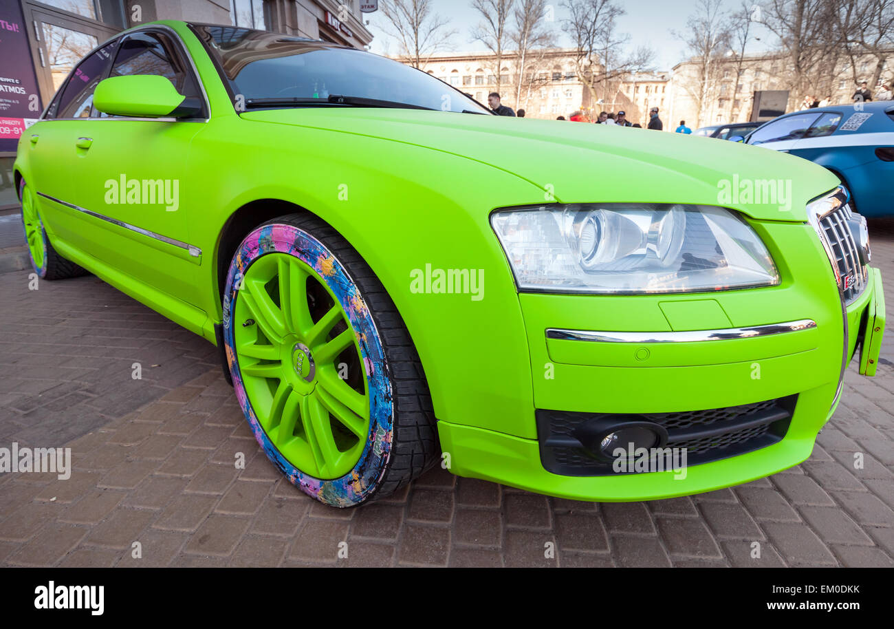 San Pietroburgo, Russia - 11 Aprile 2015: verde brillante in stile sportivo Audi S8 supporti auto parcheggiate sulla strada. Ampio angolo closeu Foto Stock