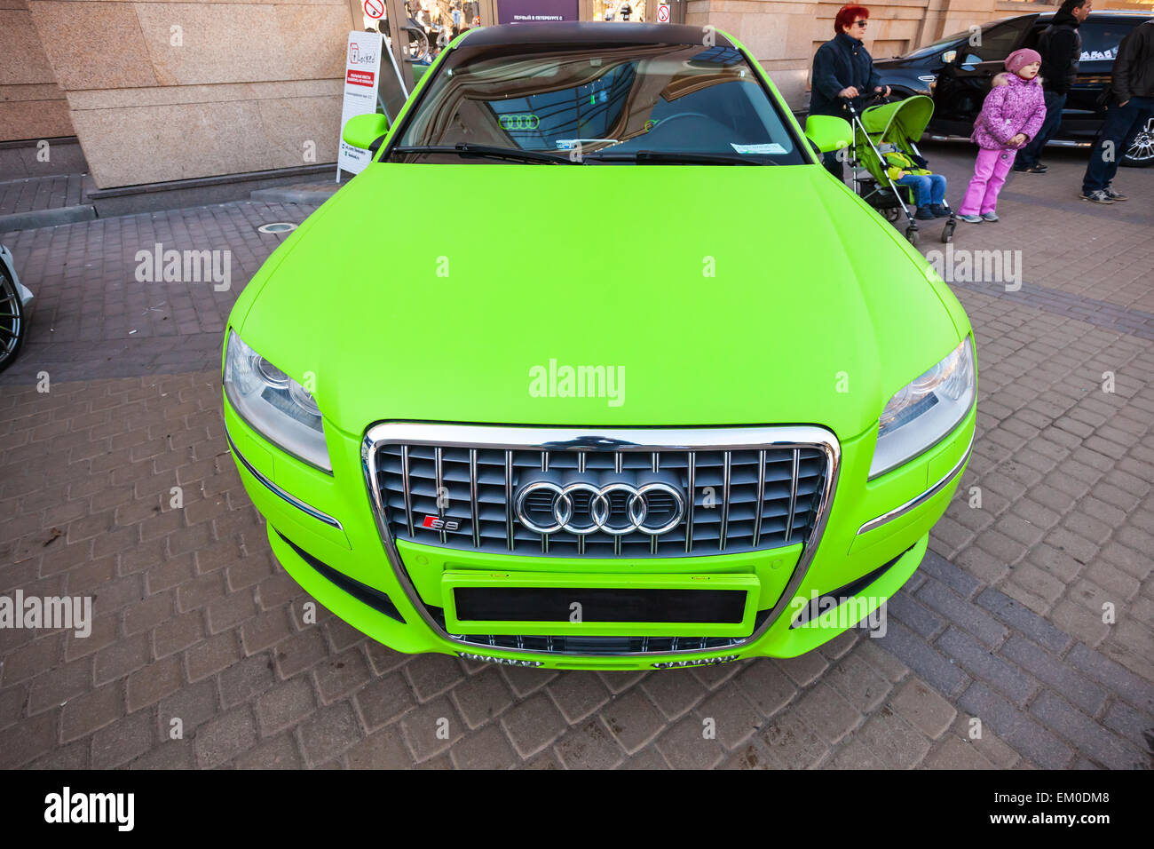 San Pietroburgo, Russia - 11 Aprile 2015: verde brillante in stile sportivo Audi S8 supporti auto parcheggiate sulla strada. Ampio angolo Foto Stock