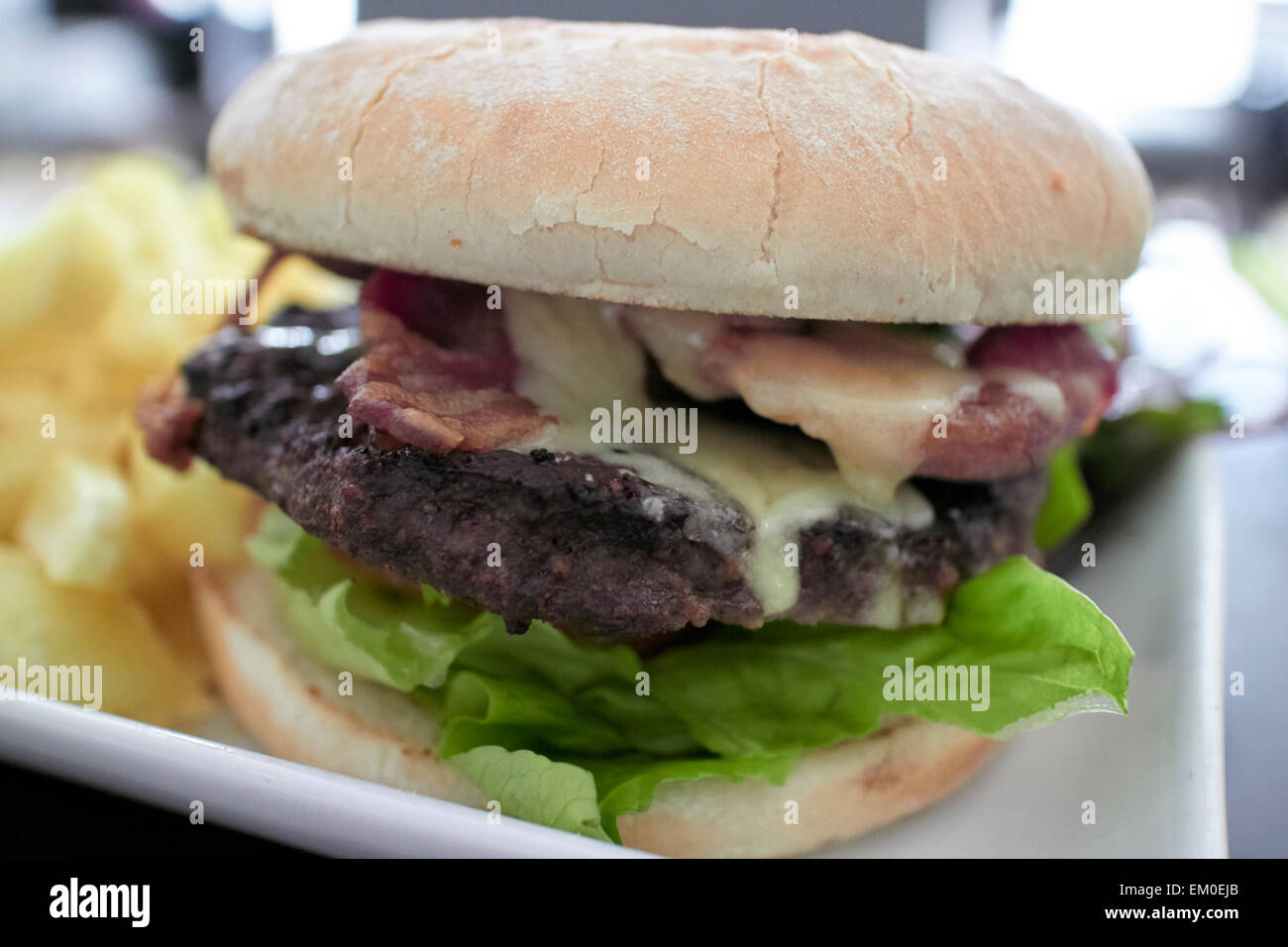 La pancetta e formaggio hamburger in un gastropub Foto Stock