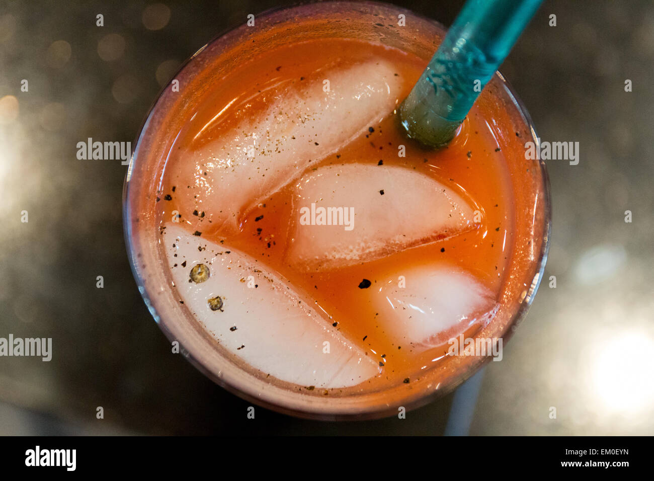 Un Bloody Mary cocktail con grani di pepe tritato Foto Stock