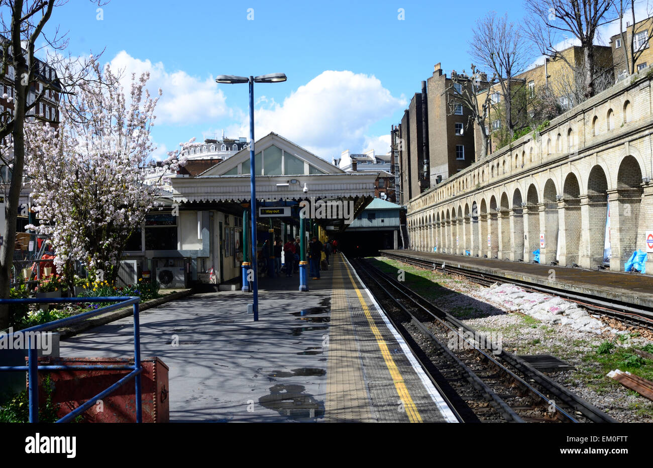 South Kensington Stazione della metropolitana di Londra cercando lungo la piattaforma Foto Stock