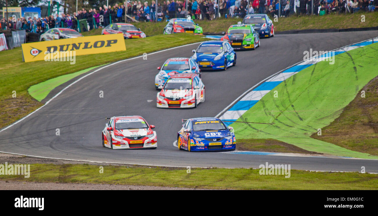 Apertura del giro a Knockhill le gare BTCC con la Giordania che portano le opere Honda pilotato da Sheddon e Neal Foto Stock