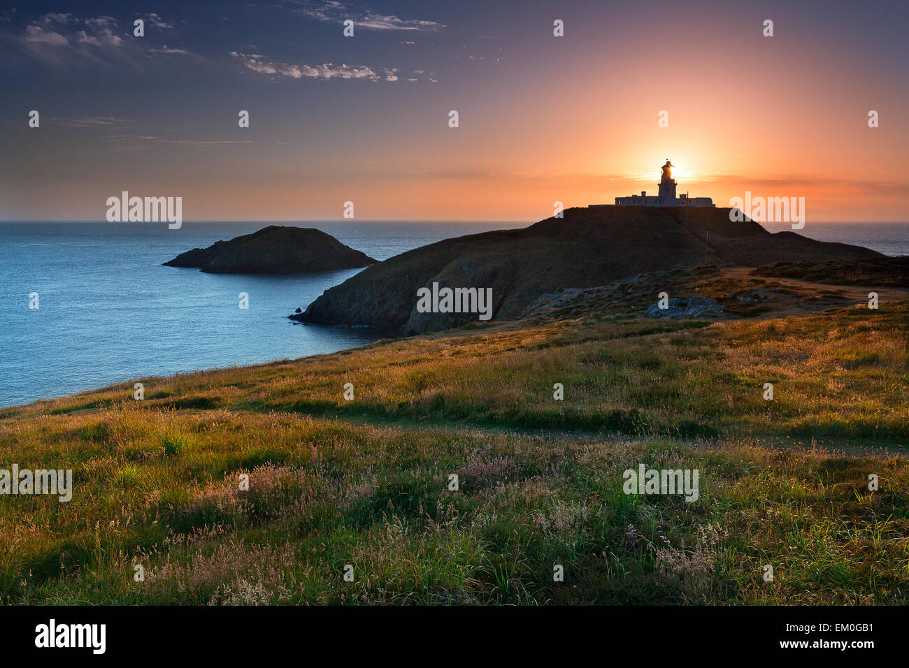 Strumble Head Lighthouse al tramonto, Pembrokeshire, Galles Foto Stock