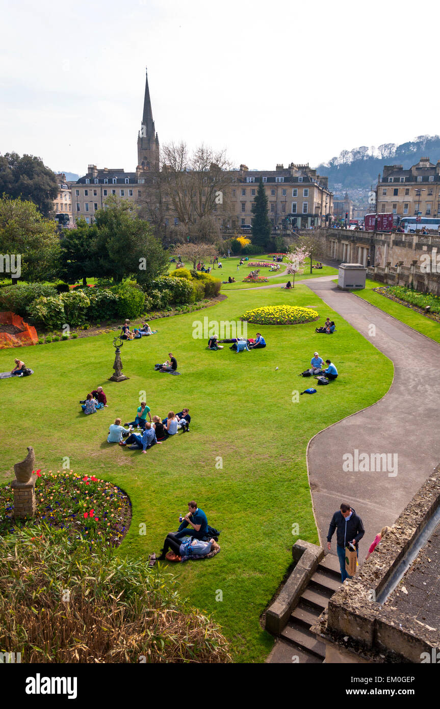 Le persone a rilassarsi nella Parade Gardens in Bath Somerset England Regno Unito Foto Stock