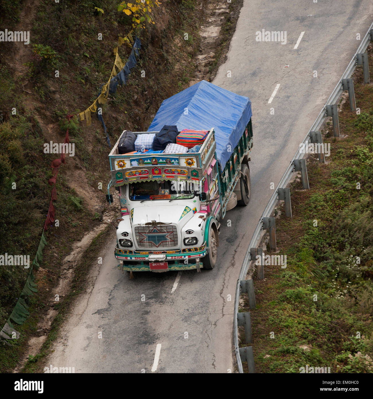 Un camion coperto con un telo viaggiando su una strada; distretto di Thimphu Bhutan Foto Stock
