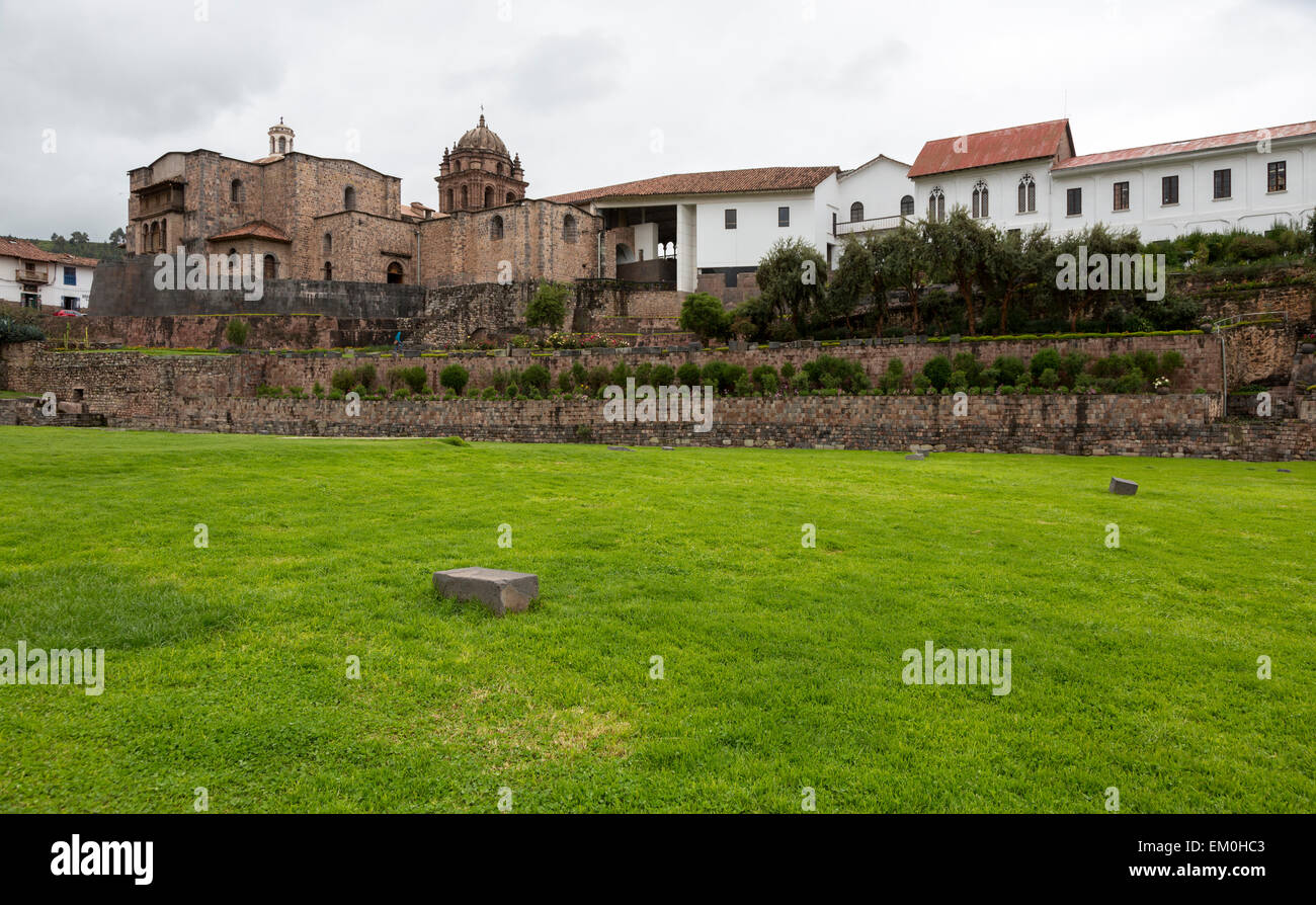 Perù Cusco. Santo Domingo monastero, costruito su e intorno a resti di Qorikancha, Inca Tempio del sole. Foto Stock