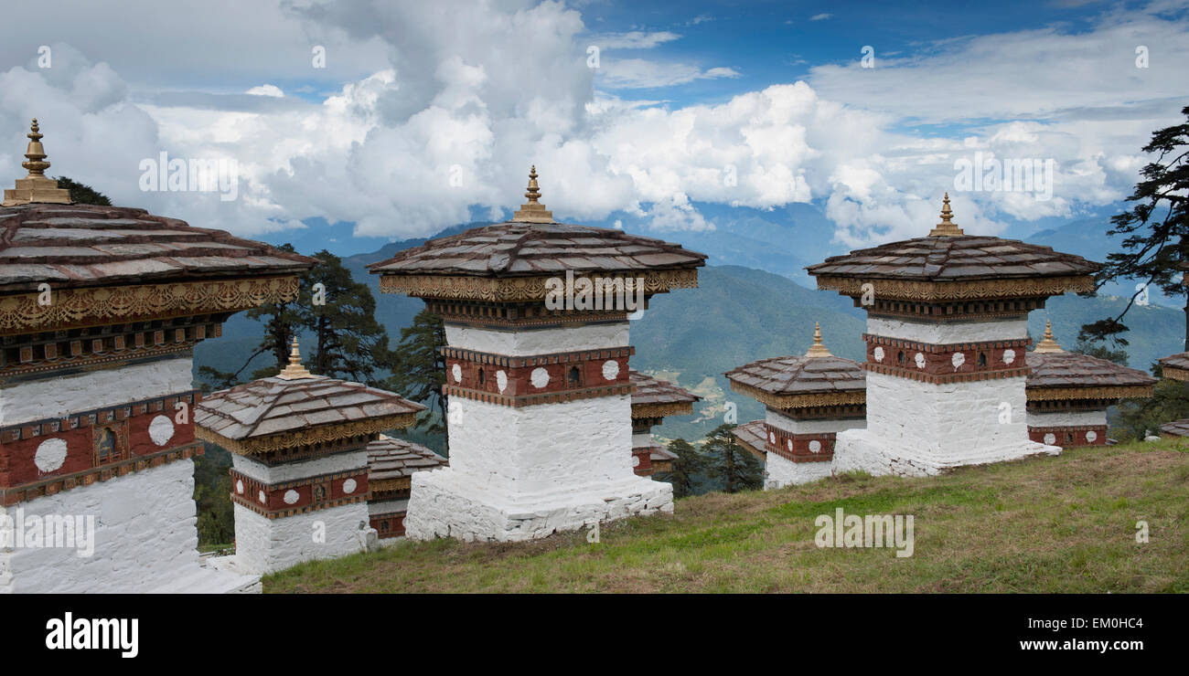 Bianco pilastri ornati sul lato di una montagna; distretto di Thimphu Bhutan Foto Stock