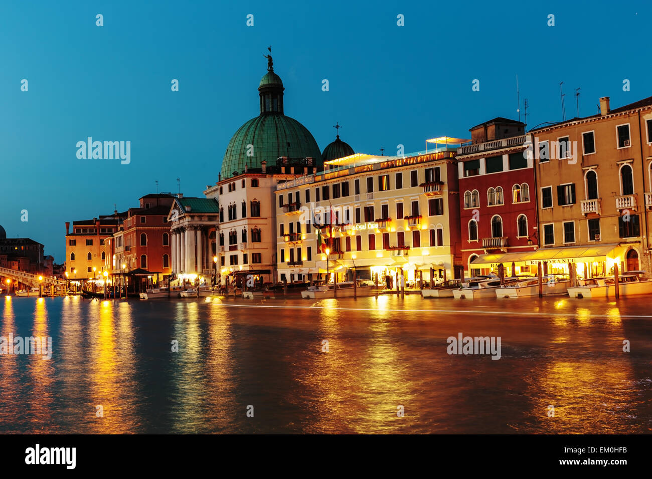 Canal Grande di Venezia di notte Foto Stock