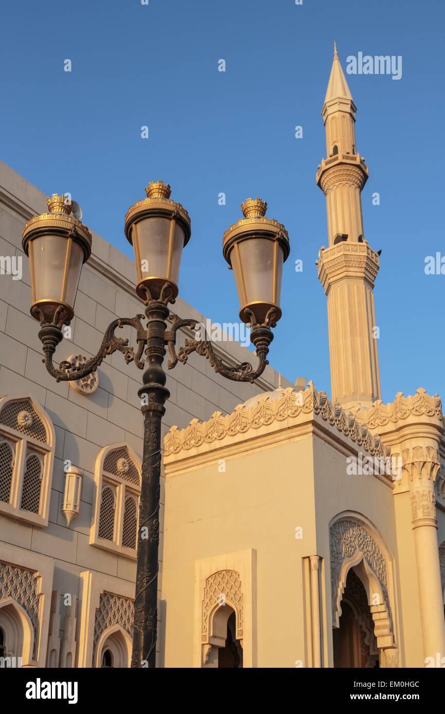 SHARJAH EMIRATI ARABI UNITI - 6 Novembre 2013: Moschea di sunrise in Sharjah. Essa è la più industrializzata emirato negli EMIRATI ARABI UNITI. Foto Stock