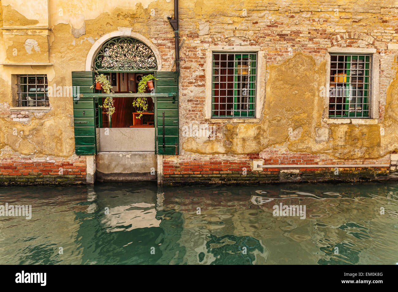 Facciata di una vecchia casa su un canale di Venezia, Italia Foto Stock