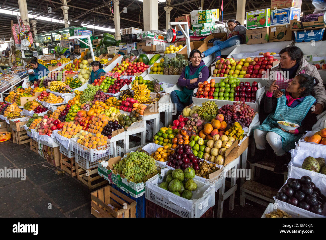 Perù Cusco, San Pedro mercato. Le donne peruviane vendono frutta fresca. Foto Stock