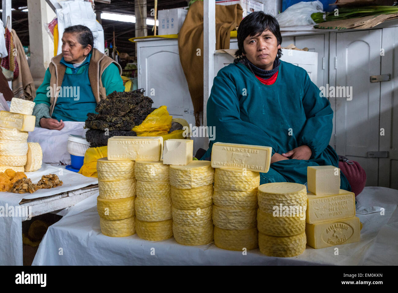 Perù Cusco, San Pedro mercato. Donna vendita di formaggio. Foto Stock