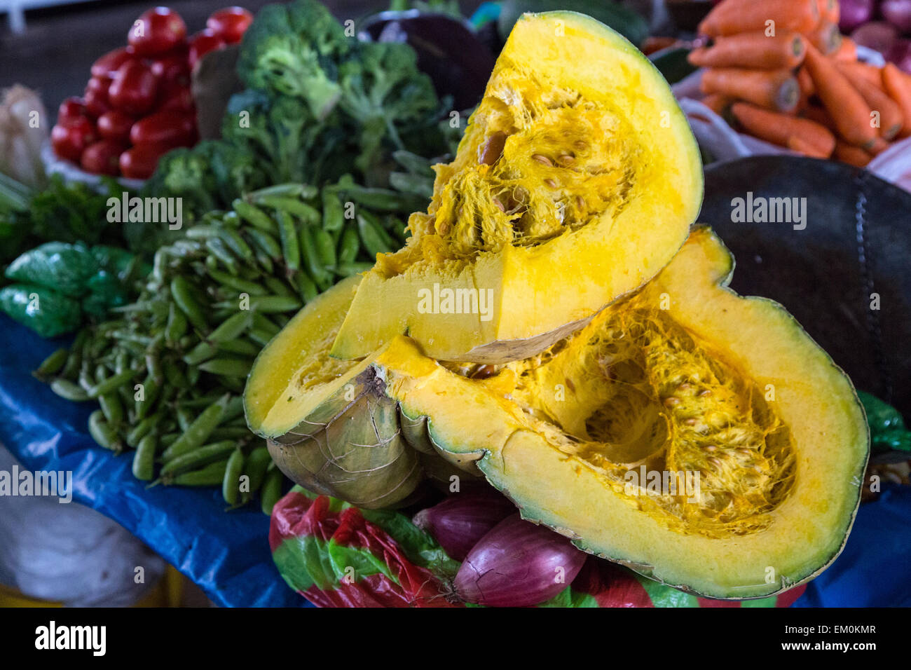 Perù Cusco, San Pedro mercato. Zapallo, una varietà di zucca Andina. Foto Stock