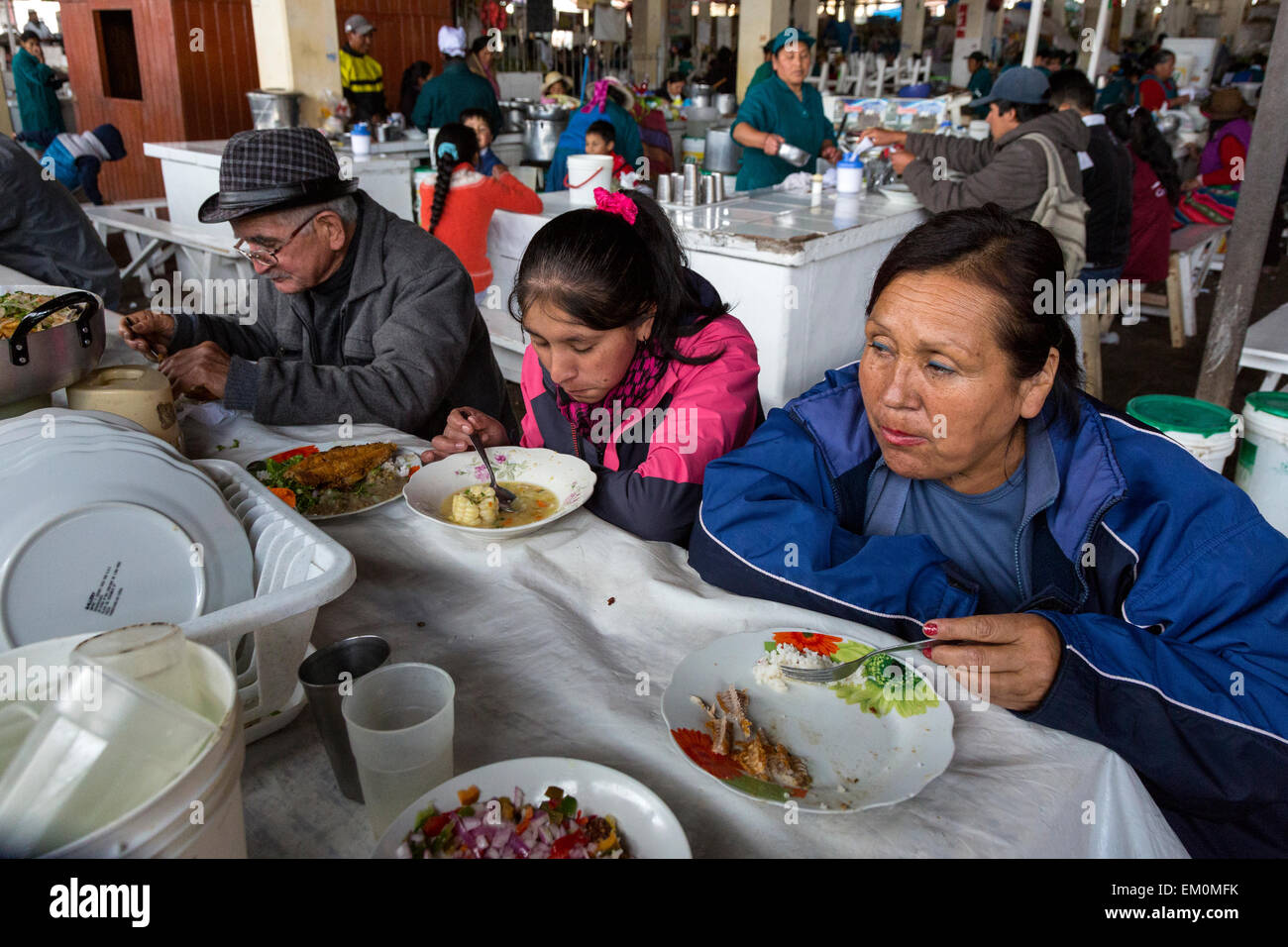 Perù Cusco, San Pedro mercato. I clienti di mangiare nel Food Court Area di mercato. Foto Stock
