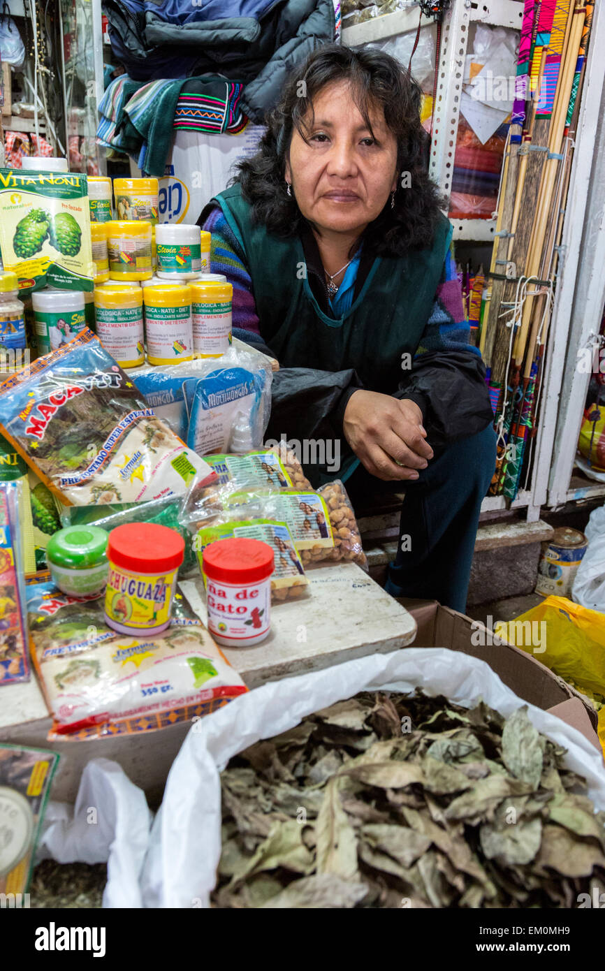 Perù Cusco. Negozio di vendita di legno per incenso e erbe medicinali. Foto Stock