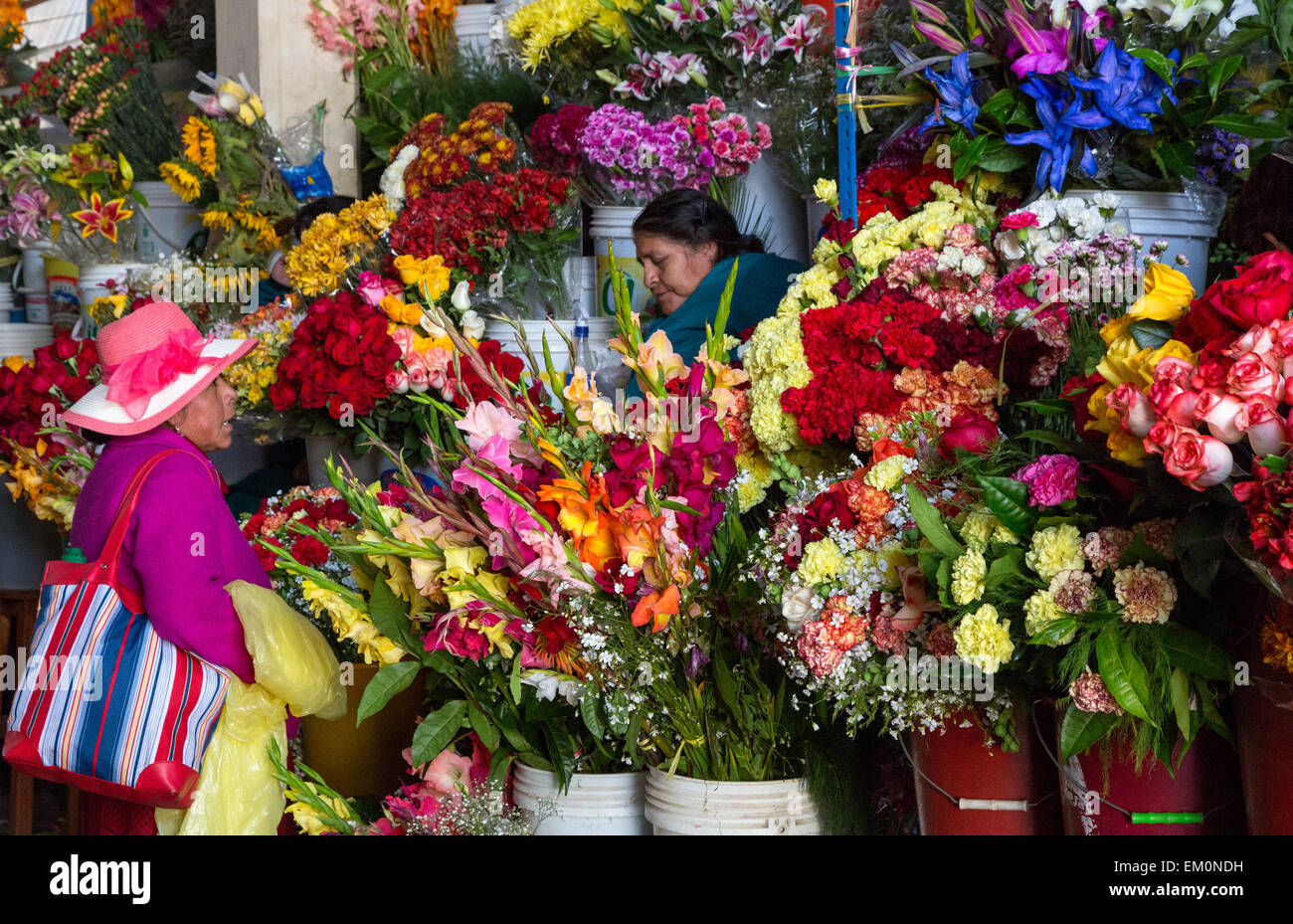 Perù Cusco. San Pedro mercato. Venditore di fiori e il cliente. Foto Stock