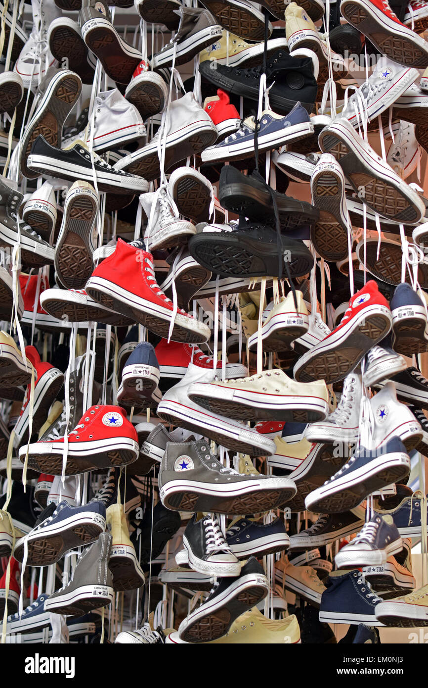 Un display di appendere Converse sneakers a Zacky su Broadway in Greenwich Village di New York City. Foto Stock