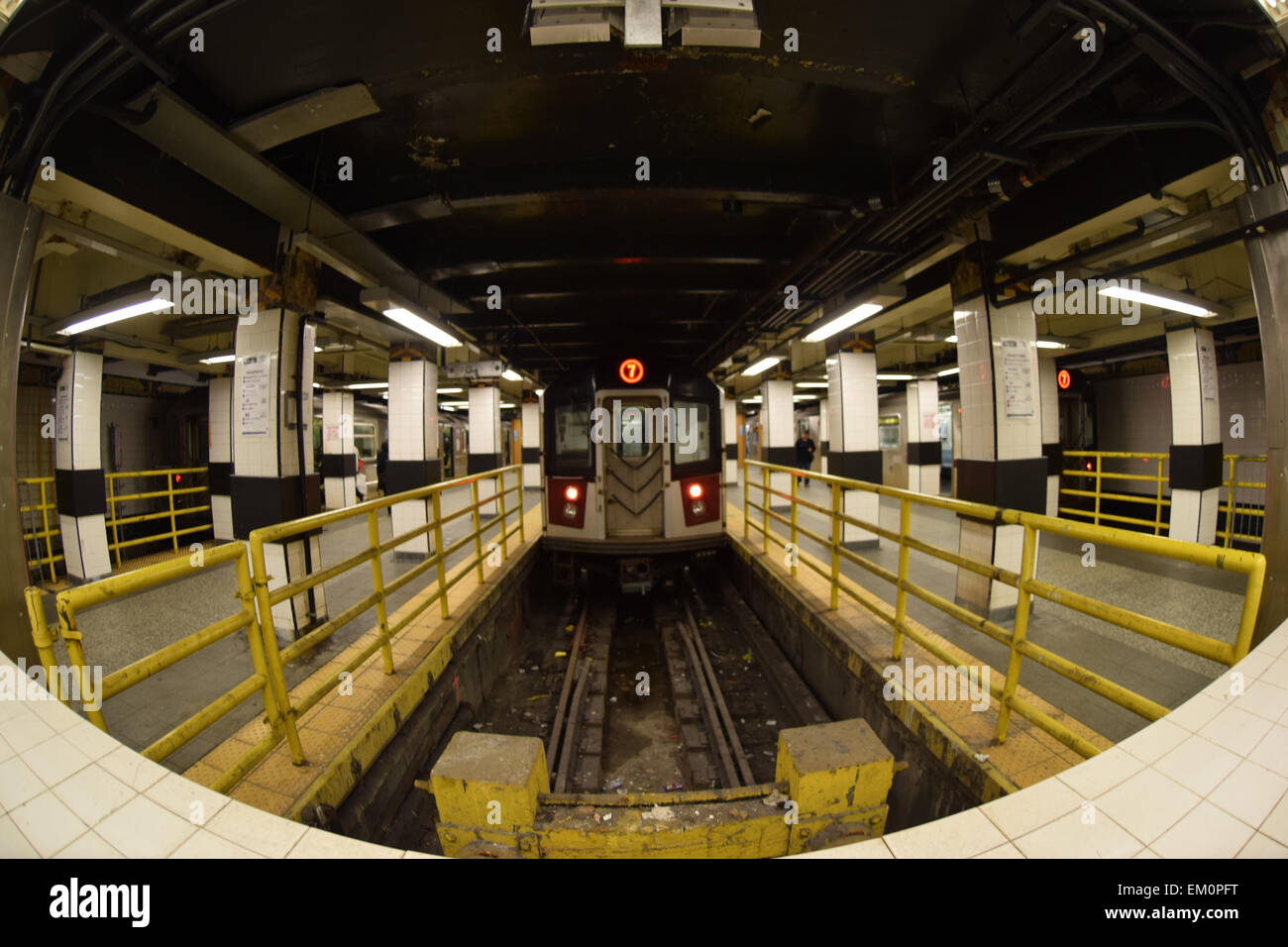 Obiettivo Fisheye visualizza un numero 7 treno della metropolitana al suo ultimo arresto, strada principale di lavaggio, Queens, a New York Foto Stock