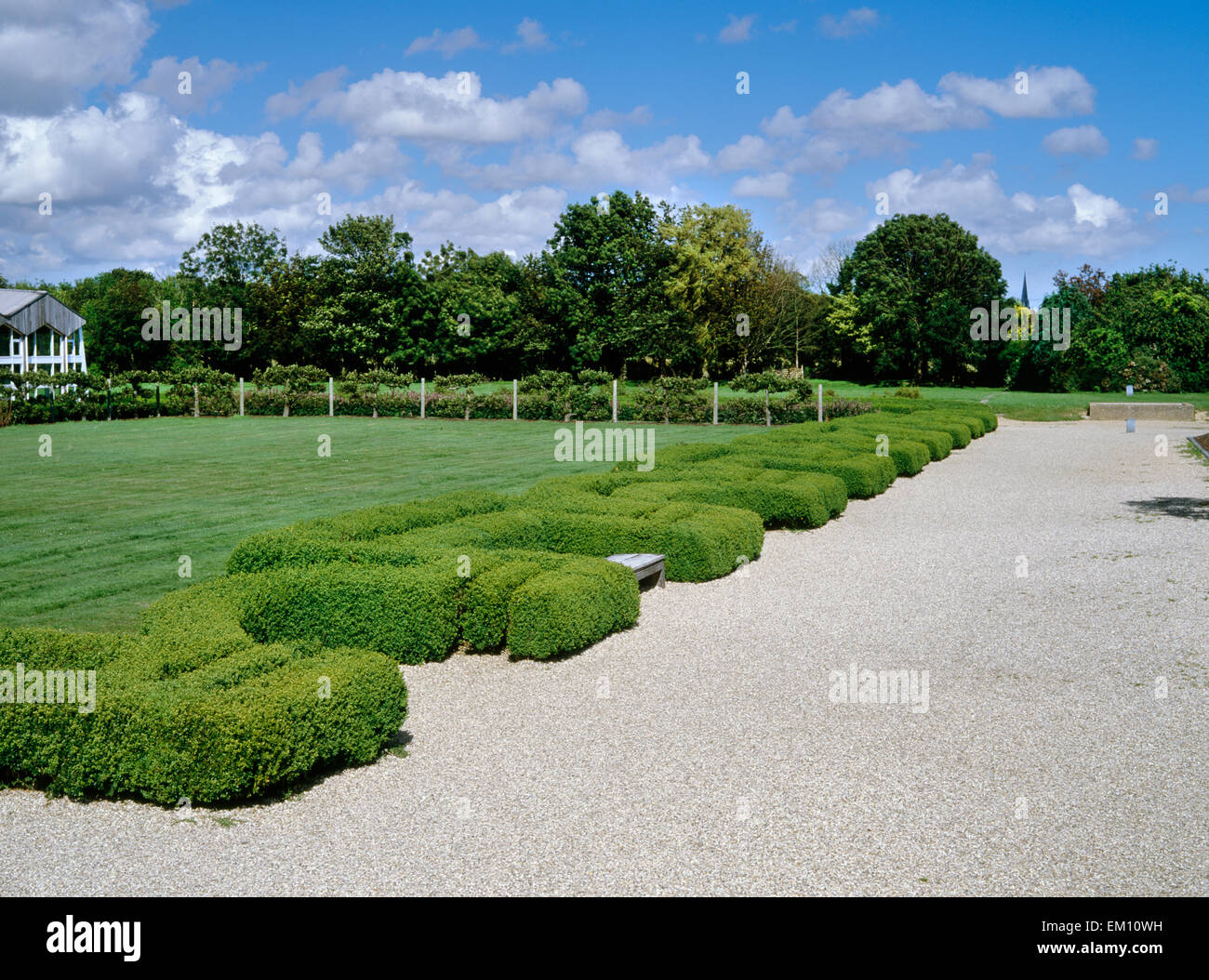 Palazzo Romano di Fishbourne, West Sussex: 4 ali disposte intorno a un giardino formale con sentieri di ghiaia, ritagliato siepi di bosso, statua di basi, mele a spalliera. Foto Stock