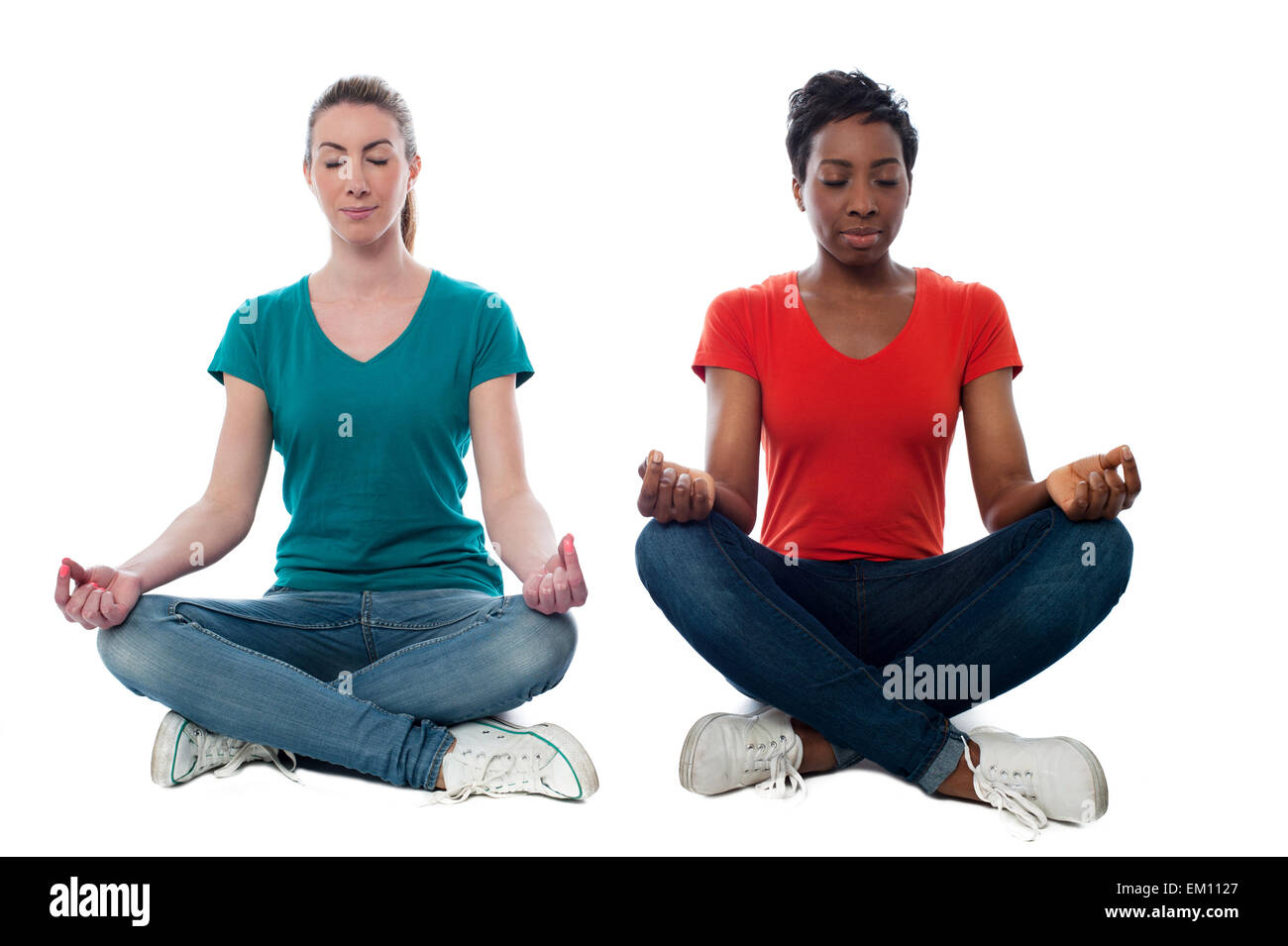 Due belle donna casual meditando Foto Stock