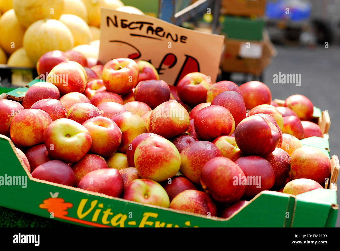Yummy pila di mele in un mercato in stallo Foto Stock
