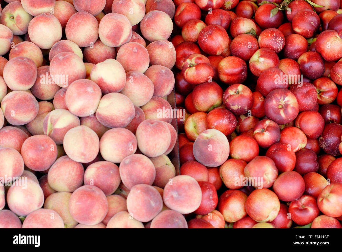 Yummy pila di mele per la vendita in un mercato in stallo Foto Stock