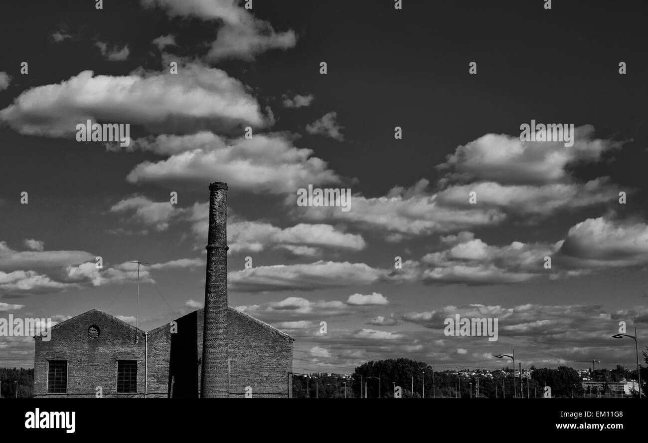 Antica area industriale fatto di mattoni rossi oltre il cielo nuvoloso, Salamanca, Spagna Foto Stock