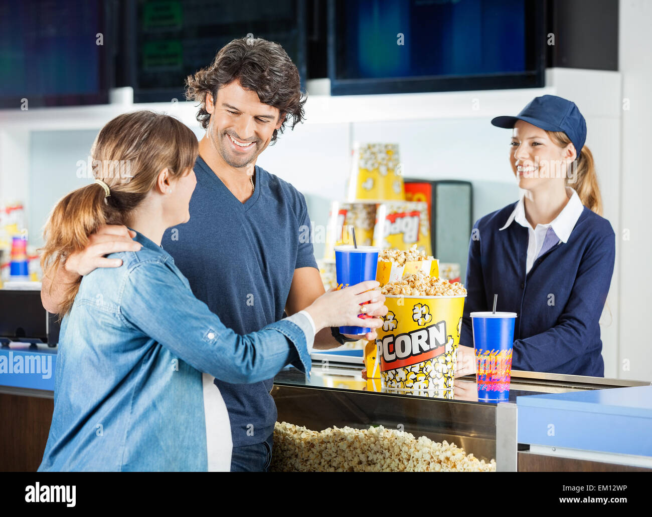 Gestanti giovane acquistare spuntini a concessione di stand Foto Stock