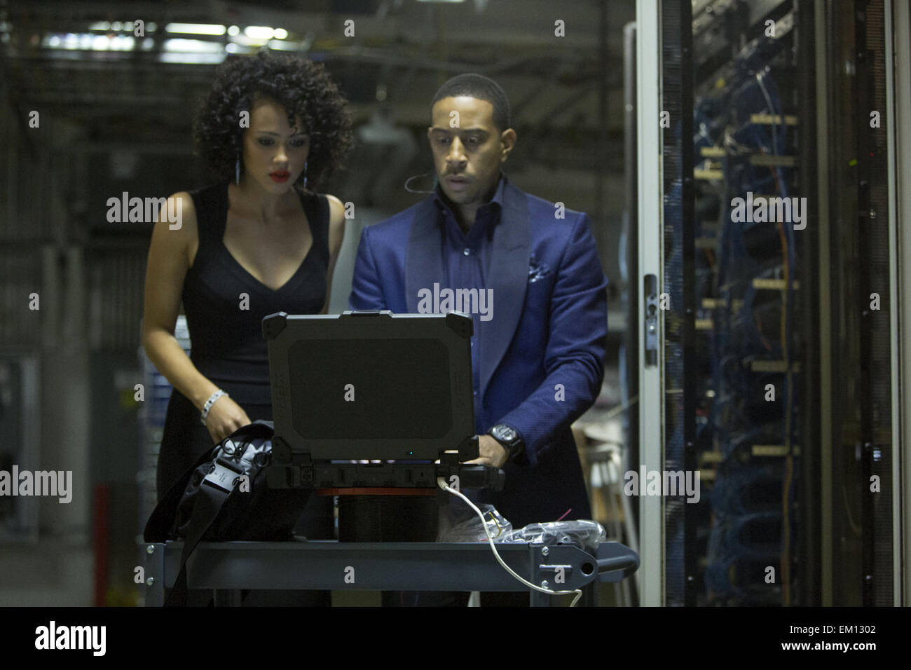 Furious 7 in alternativa nota come Fast & Furious 7)[7] è un 2015 American film d'azione diretto da James Wan e scritto da Chris Morgan. È il settimo episodio in The Fast and the Furious franchise. Questa fotografia è per il solo uso editoriale ed è il copyright del film company e/o il fotografo assegnato dal film o società di produzione e può essere riprodotto solo da pubblicazioni in congiunzione con la promozione del film di cui sopra. Un credito per il film company è richiesto. Il fotografo deve anche essere accreditato quando noto. Foto Stock