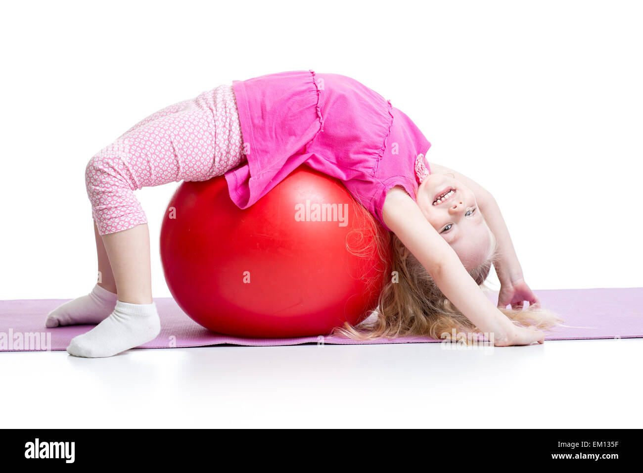Carino kid girl stiramento sulla sfera di pilates Foto Stock