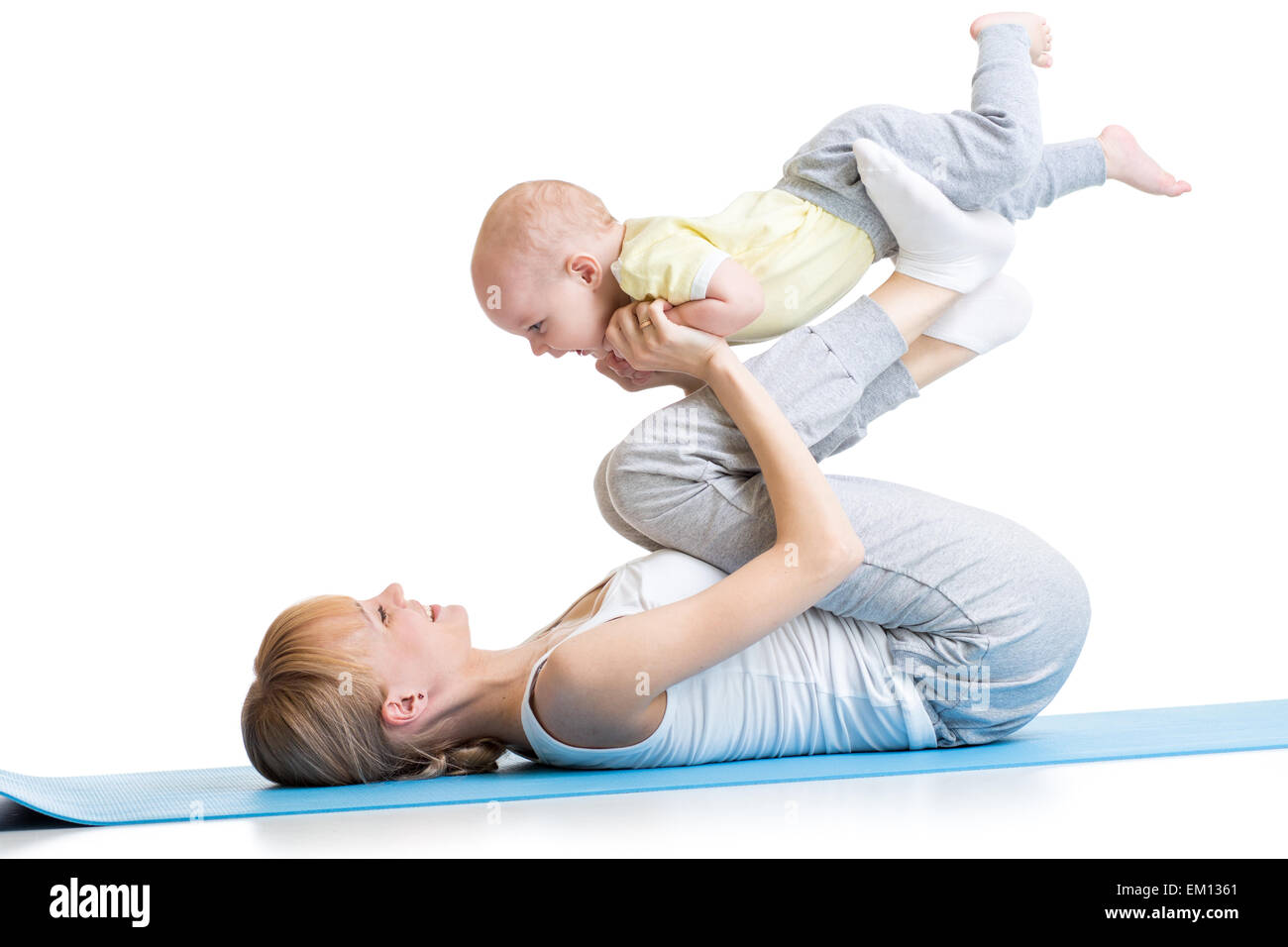 La madre e il bambino facendo esercizi di fitness Foto Stock