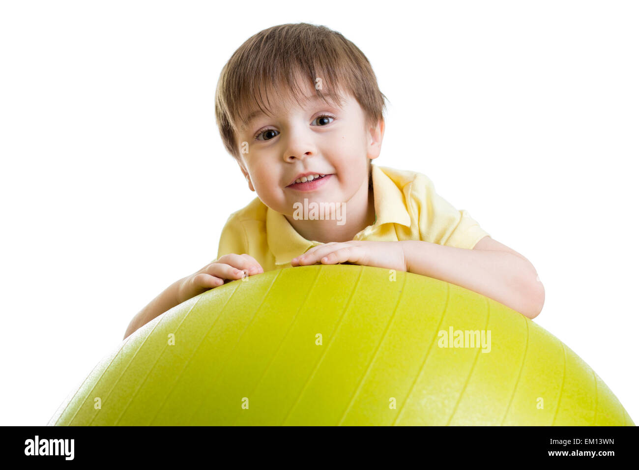 Bambino ragazzo facendo esercizio di fitness con sfera di fitness Foto Stock