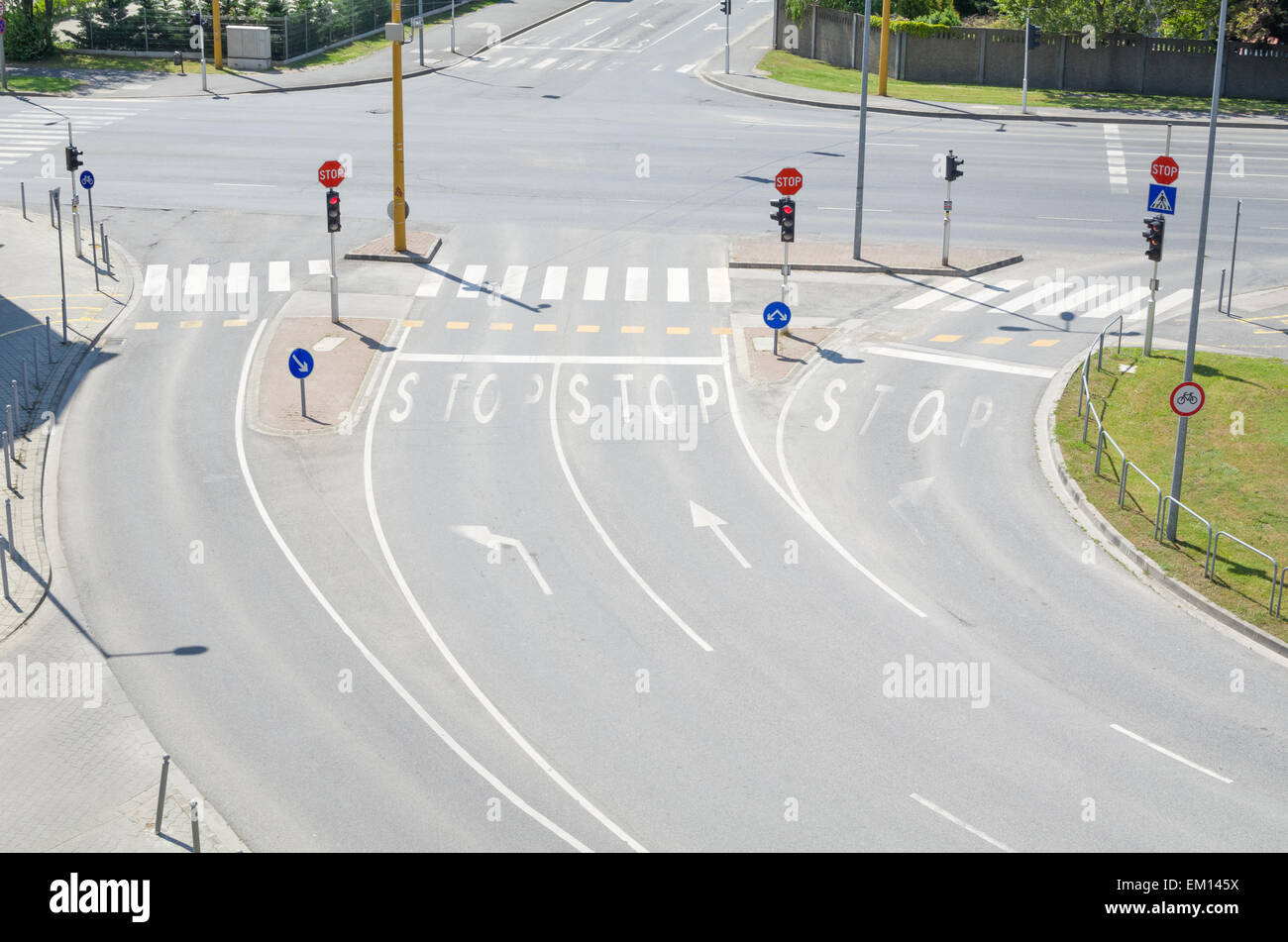 Vuoti urbani intersezione senza traffico a mezzogiorno Foto Stock