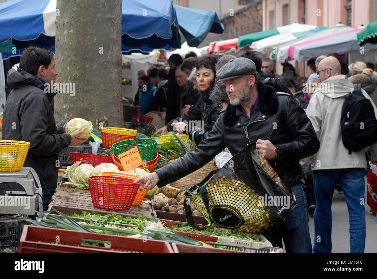 Le persone al Marché Saint-Aubin alimentari sul mercato di seconda mano Toulouse Midi-Pirenei Francia Foto Stock