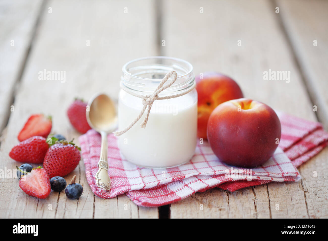 Frutta e latte Foto Stock