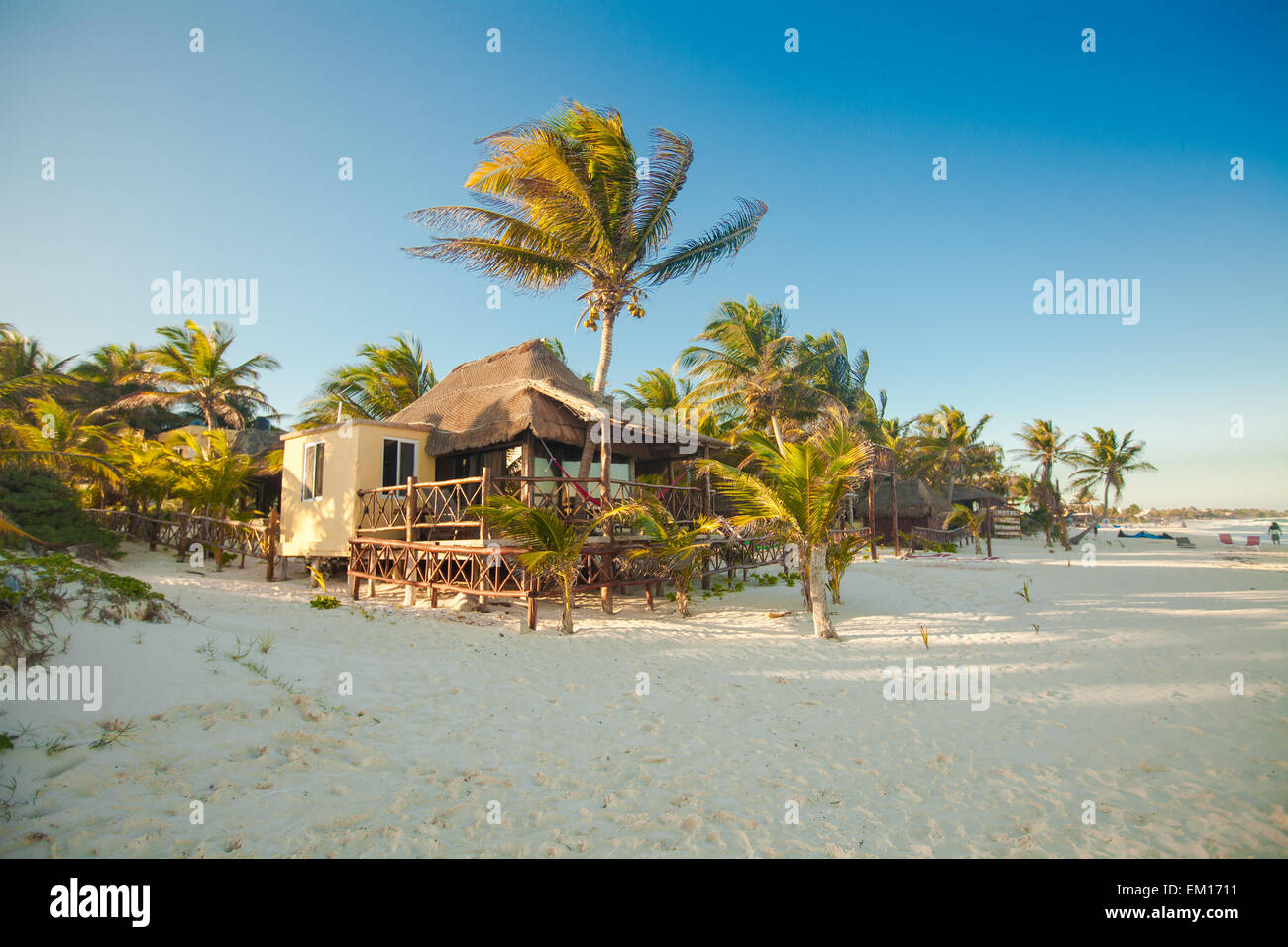 Tropical Beach bungalow su ocean shore tra alberi di palma Foto Stock