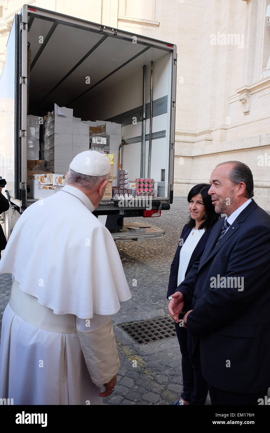 Città del Vaticano il 15 aprile 2015 il Santo Padre Francesco udienza generale in Piazza San Pietro Credito: Davvero Facile Star/Alamy Live News Foto Stock