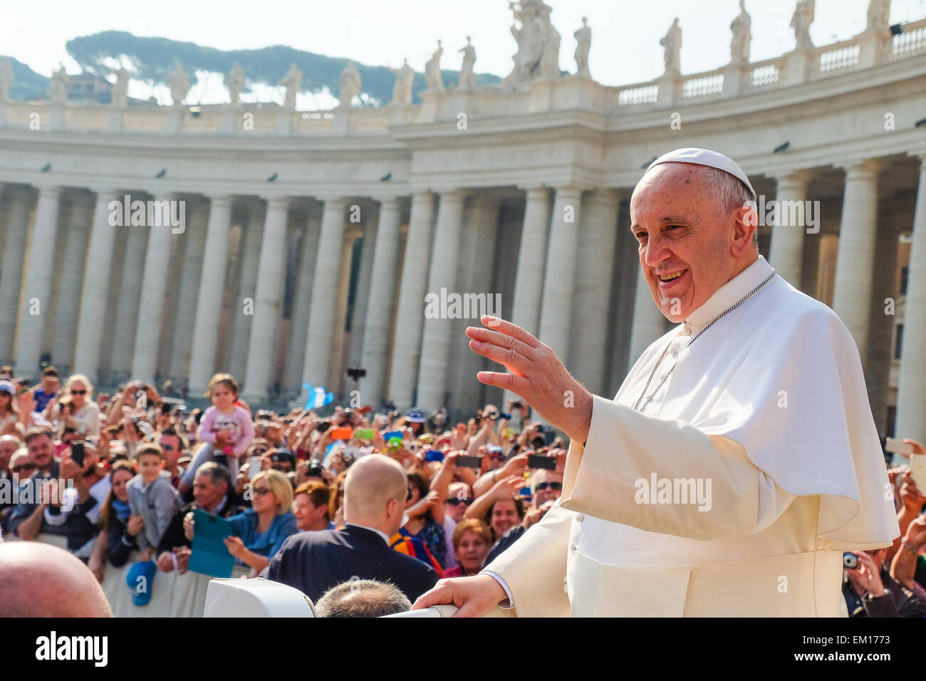 Città del Vaticano il 15 aprile 2015 il Santo Padre Francesco udienza generale in Piazza San Pietro Credito: Davvero Facile Star/Alamy Live News Foto Stock
