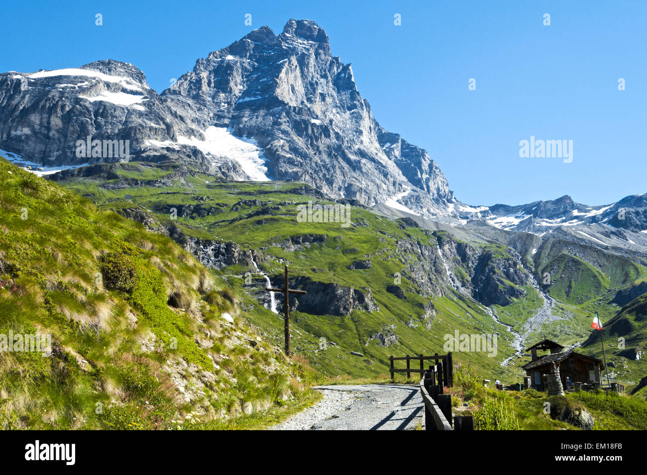 Paesaggio di montagna Cervino dal percorso vicino alla cappella degli alpini in un bel giorno di estate Foto Stock