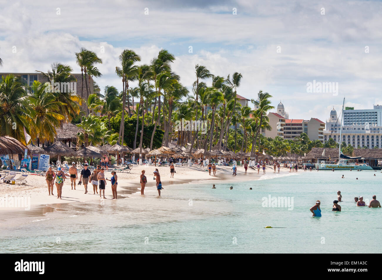 La gente sulla spiaggia e in acqua sul ben noto Palm Beach di Aruba. Foto Stock
