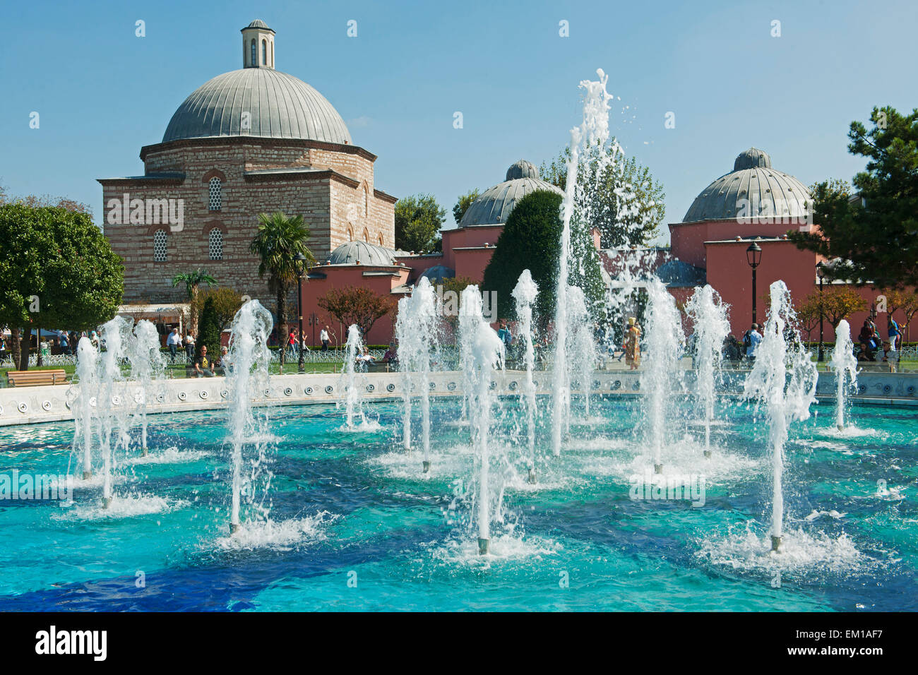 Türkei, Istanbul, Sultanahmet, Brunnen im Sultan Ahmet Park, dahinter das Haseki Hürrem Hamam. Foto Stock