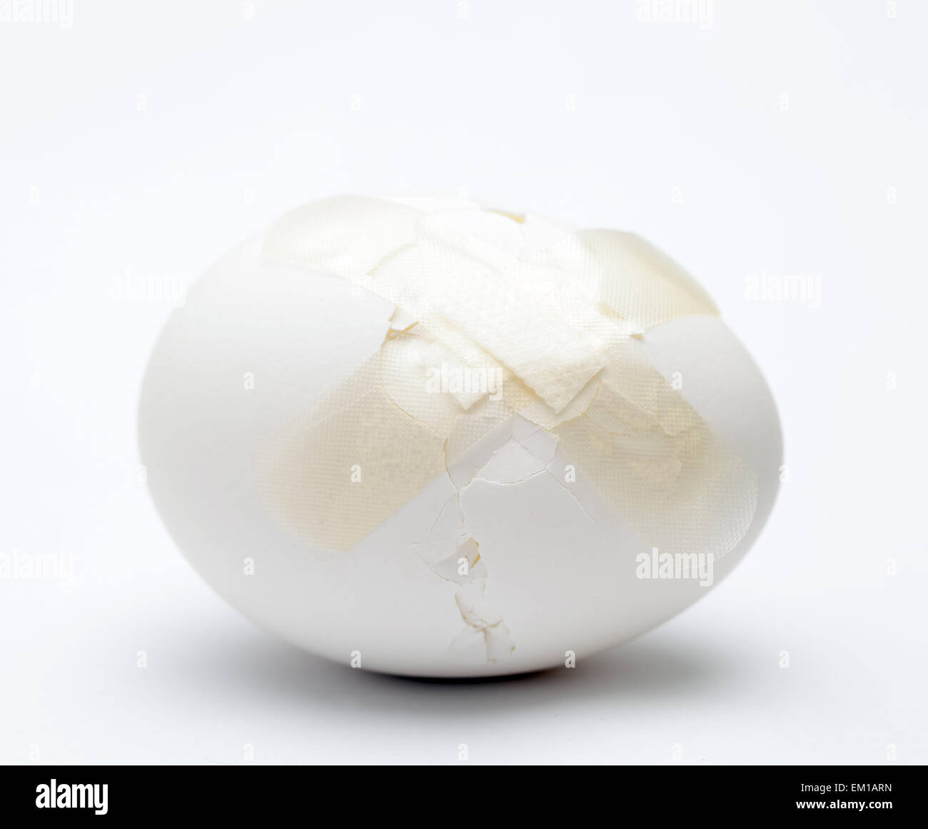 Incrinati uovo bianco con intonaco plastico Foto Stock